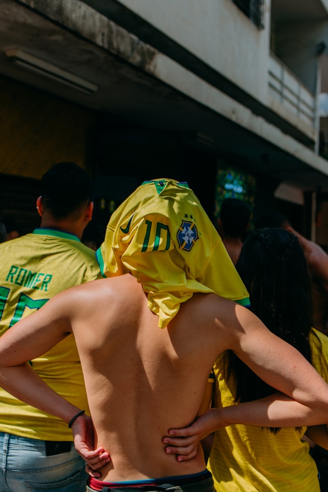 Braziliaanse supporters in gele voetbaltruien op straat in Brazilië, sfeerbeeld bij de verkiezingspeiling Lula tegen Bolsonaro